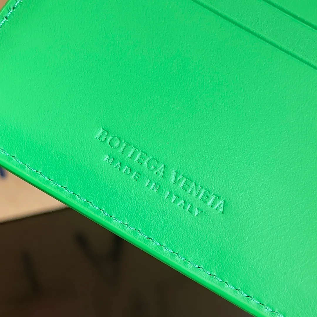 Batch 720 Bv classic woven men's wallet, stylish and low-key design, easy to store banknotes, credit cards and receipts, lightweight and durable, can be easily put into the pocket of a jacket or pants, the appearance and quality are outstanding. Style number: 649603 Size: 10.5*8.8*2.5